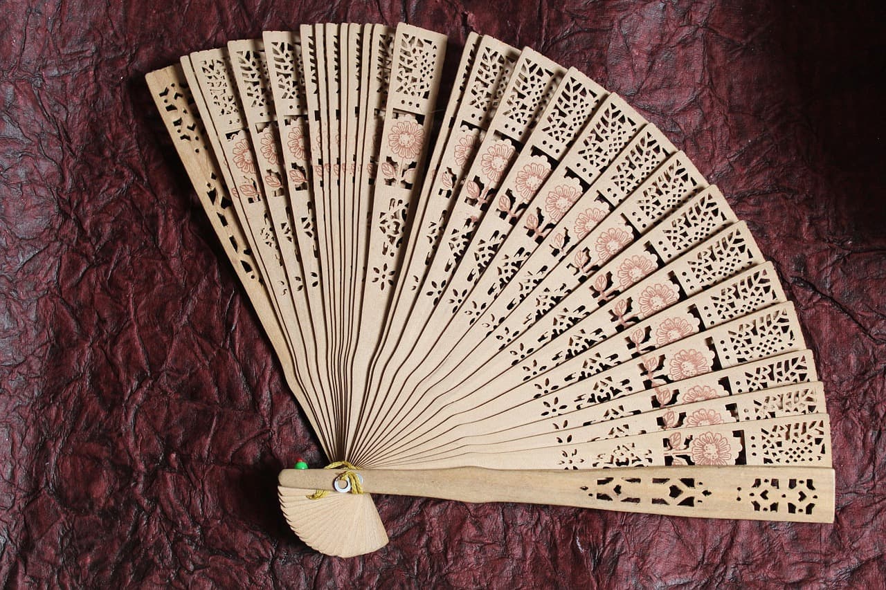 Handheld Fan vs Neck Fan: Which One Actually Works Better?